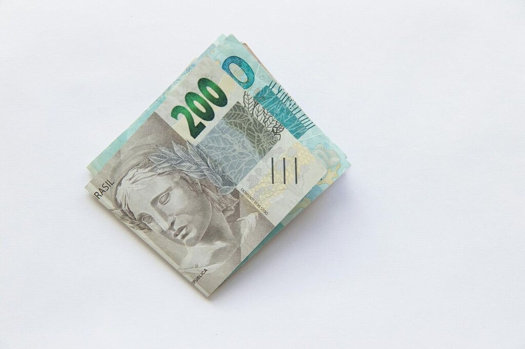 notas de dinheiro representando a aposentadoria das donas de casa