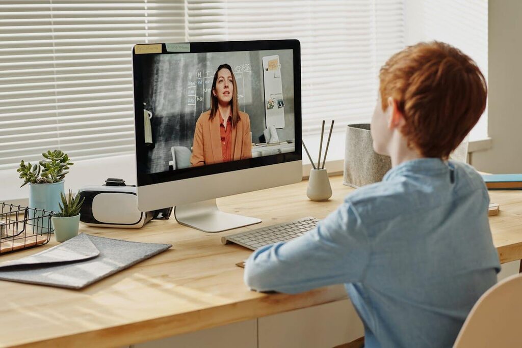 pessoa em videochamada do trabalho, representando se quem recebe auxílio doença pode trabalhar em atividades concomitantes