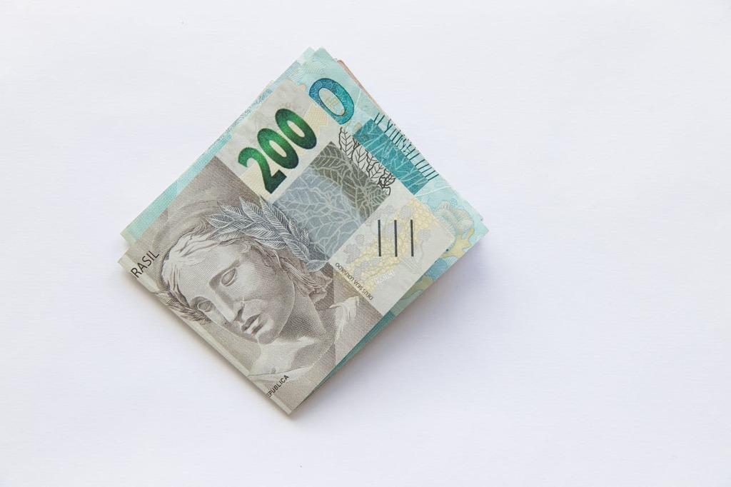 notas de dinheiro representando se quem recebe auxílio doença pode trabalhar