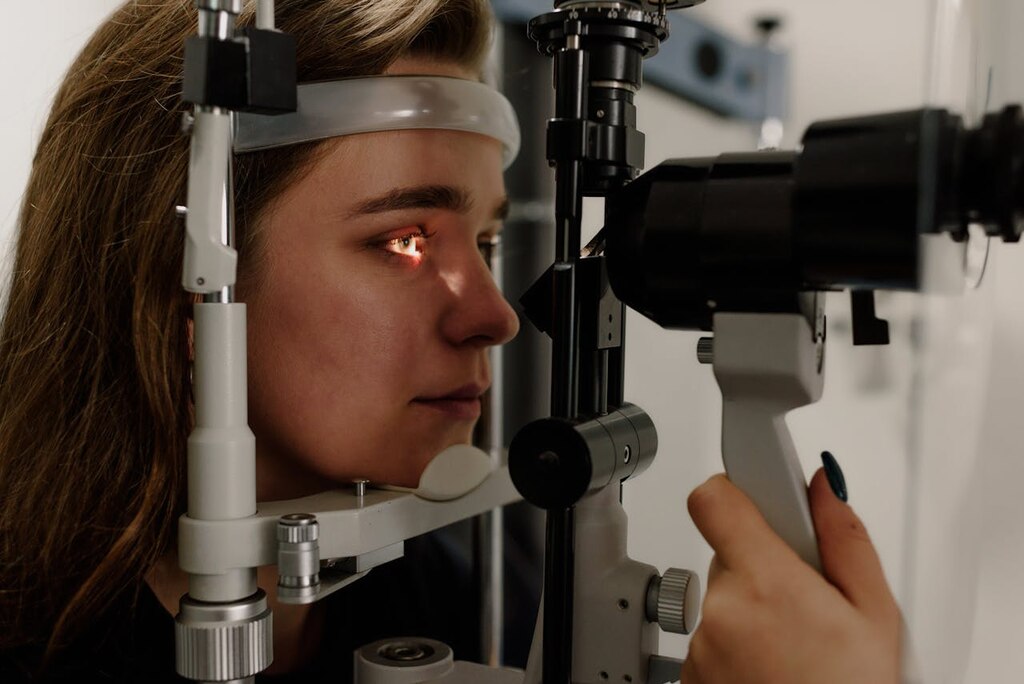 pessoa realizando exame nos olhos para solicitar aposentadoria por visão monocular