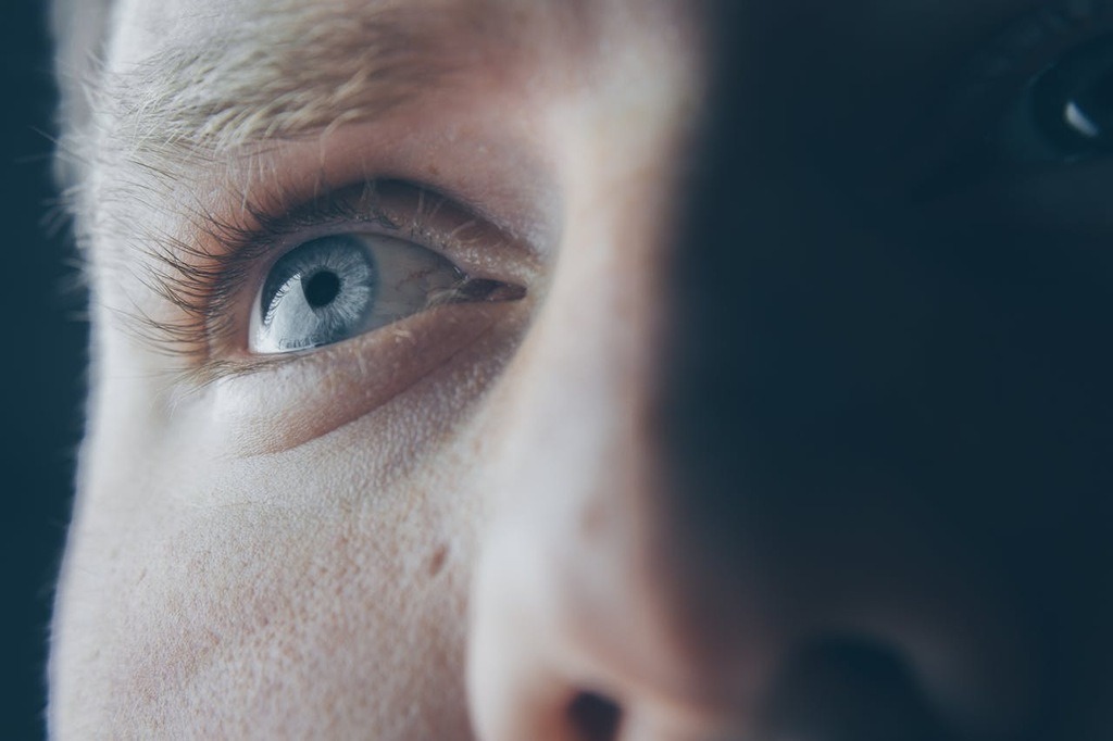 rosto de pessoa com olhos azuis representando a aposentadoria por visão monocular