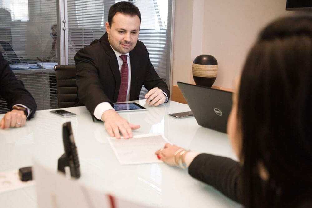 advogado especialista no inss santo andré entregando documento