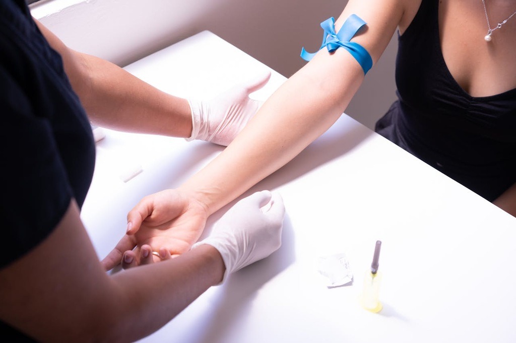 pessoa fazendo exame de sangue, representando se aposentado especial pode continuar trabalhando