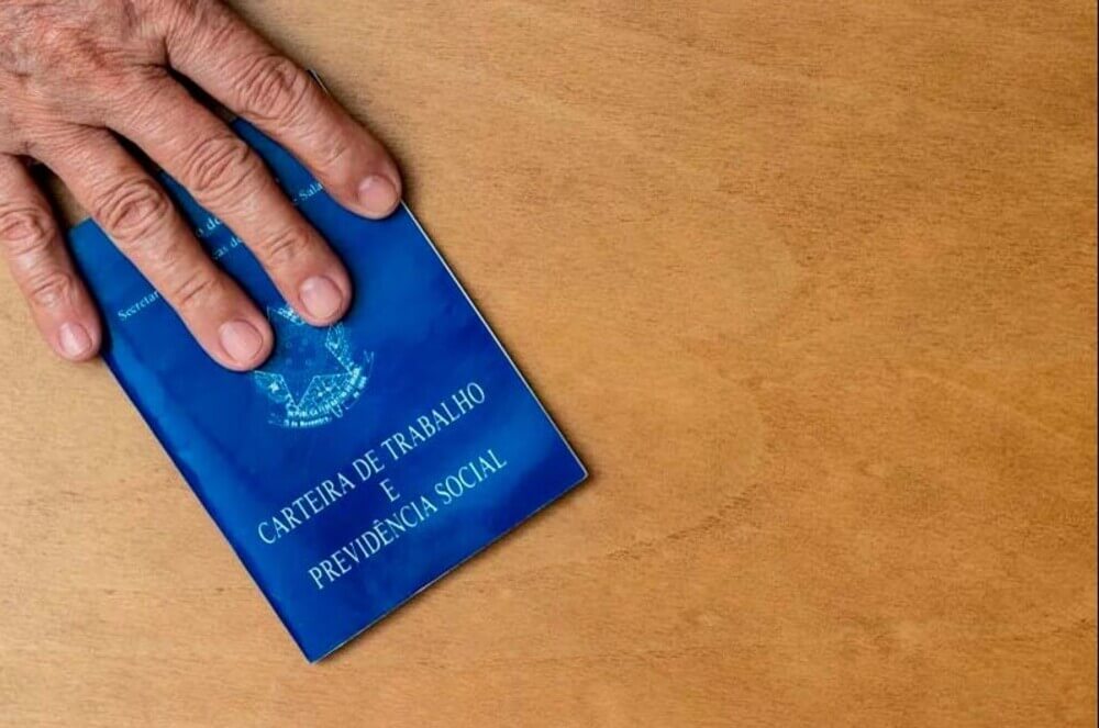 carteira de trabalho, representando a aposentadoria por tempo de contribuição