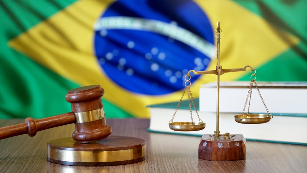 bandeira do Brasil atrás de mesa de juiz, representando a aposentadoria por tempo de contribuição