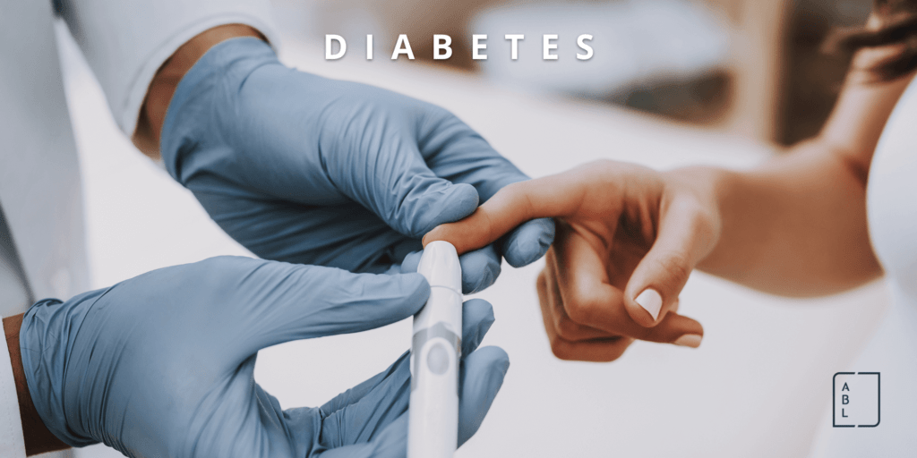 enfermeira medindo a diabetes de uma paciente