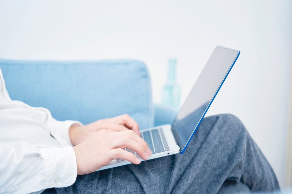 advogado com o notebook acima das pernas pesquisando o que é ctc no inss