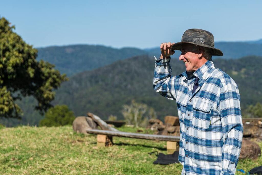 homem com chapéu e camisa xadrez em meio a área rural representando como fazer a autodeclaração rural
