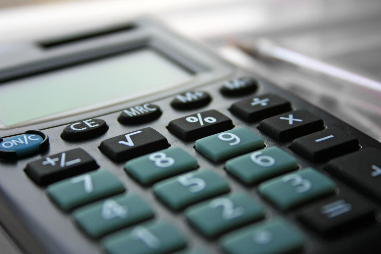 calculadora representando como calcular aposentadoria para quem contribuiu antes de 1994