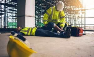 colega ajudando profissional acidentado, representando o auxílio-acidente