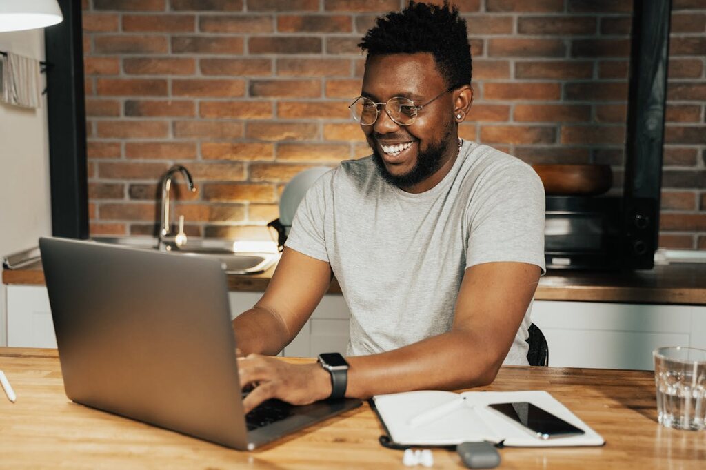 homem usando computador para consultar os indicadores cnis
