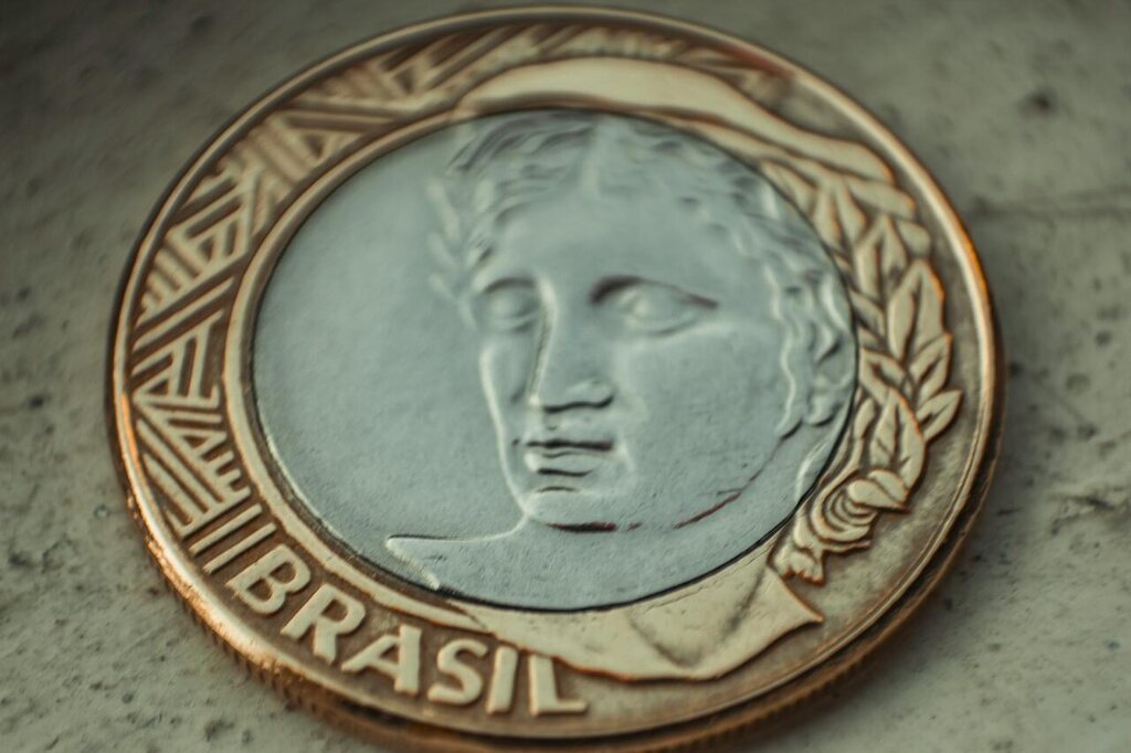 moeda de 1 real representando se pensionista paga Imposto de Renda