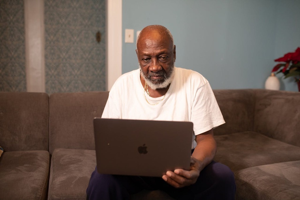 homem usando computador para saber sobre aposentadoria por pontos