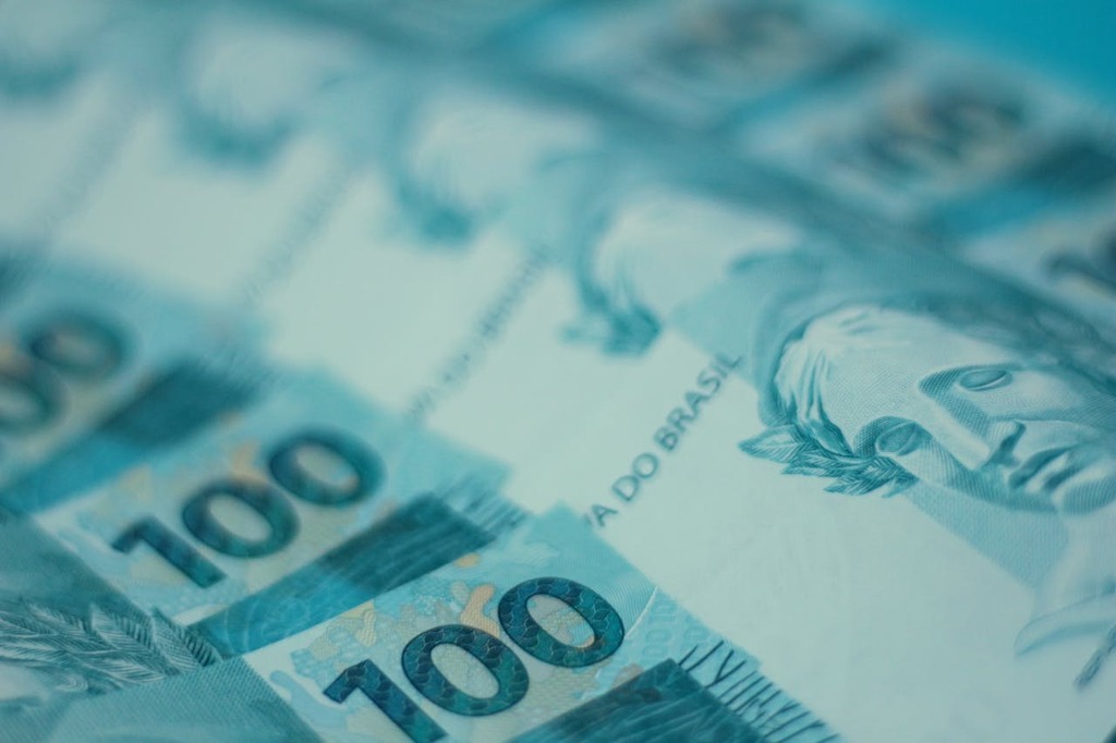 notas de cem reais representando como dar entrada no bpc loas