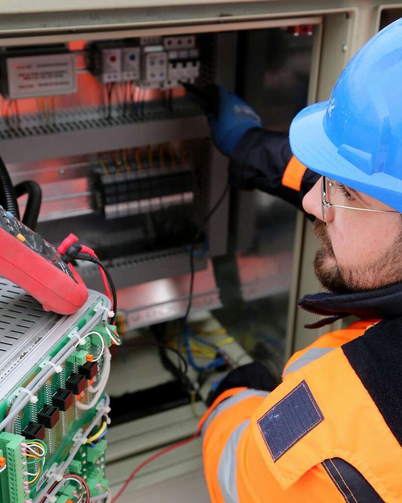profissional, mexendo em fios de alta tensão, representando a aposentadoria especial eletricista