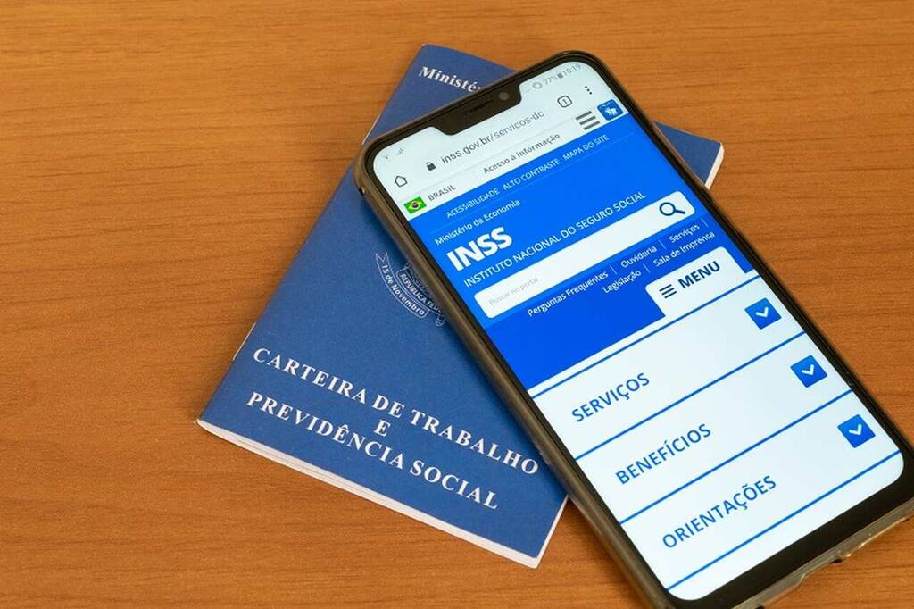 celular e carteira de trabalho representando a aposentadoria especial eletricista