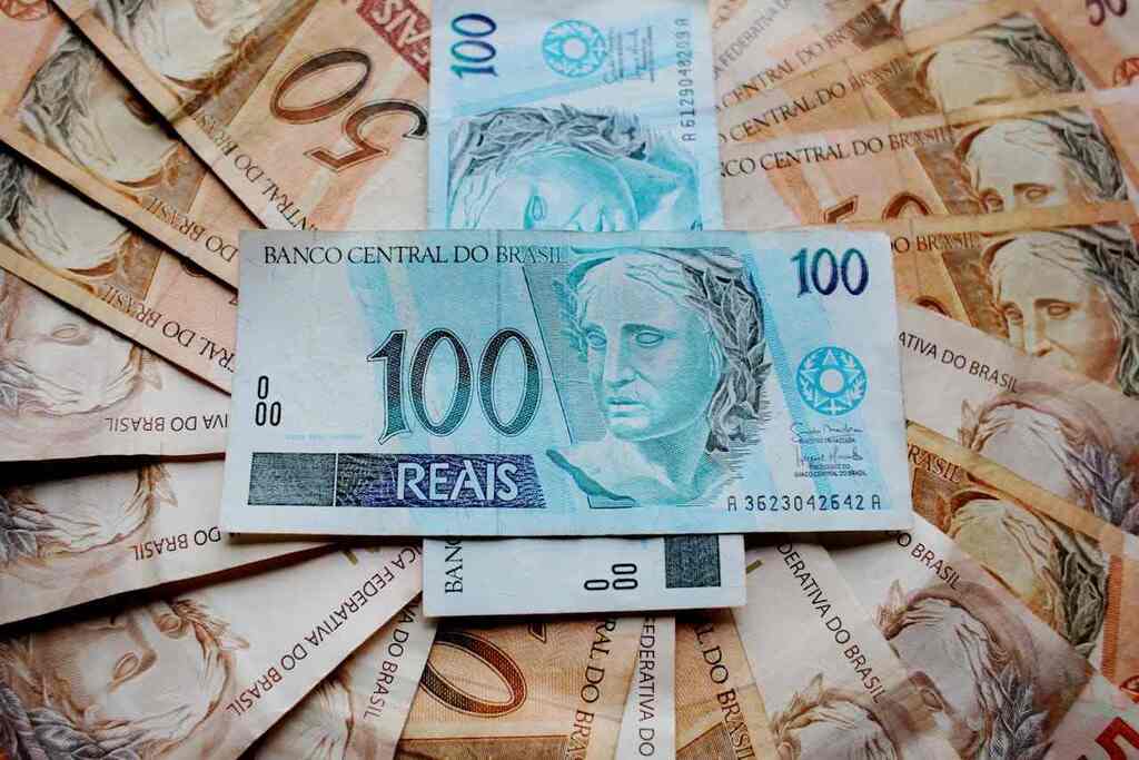 Dinheiro representando como declarar aposentadoria no imposto de renda