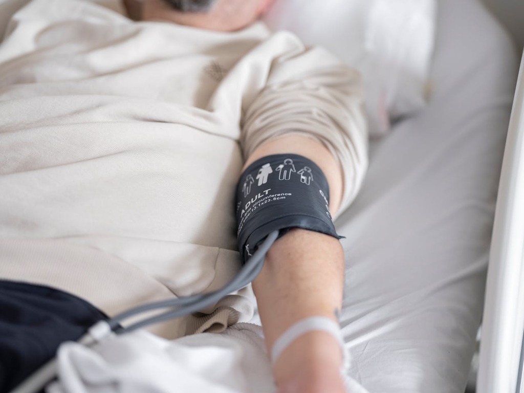 pessoa usando medidor de pressão representando se problema de coração pode aposentar