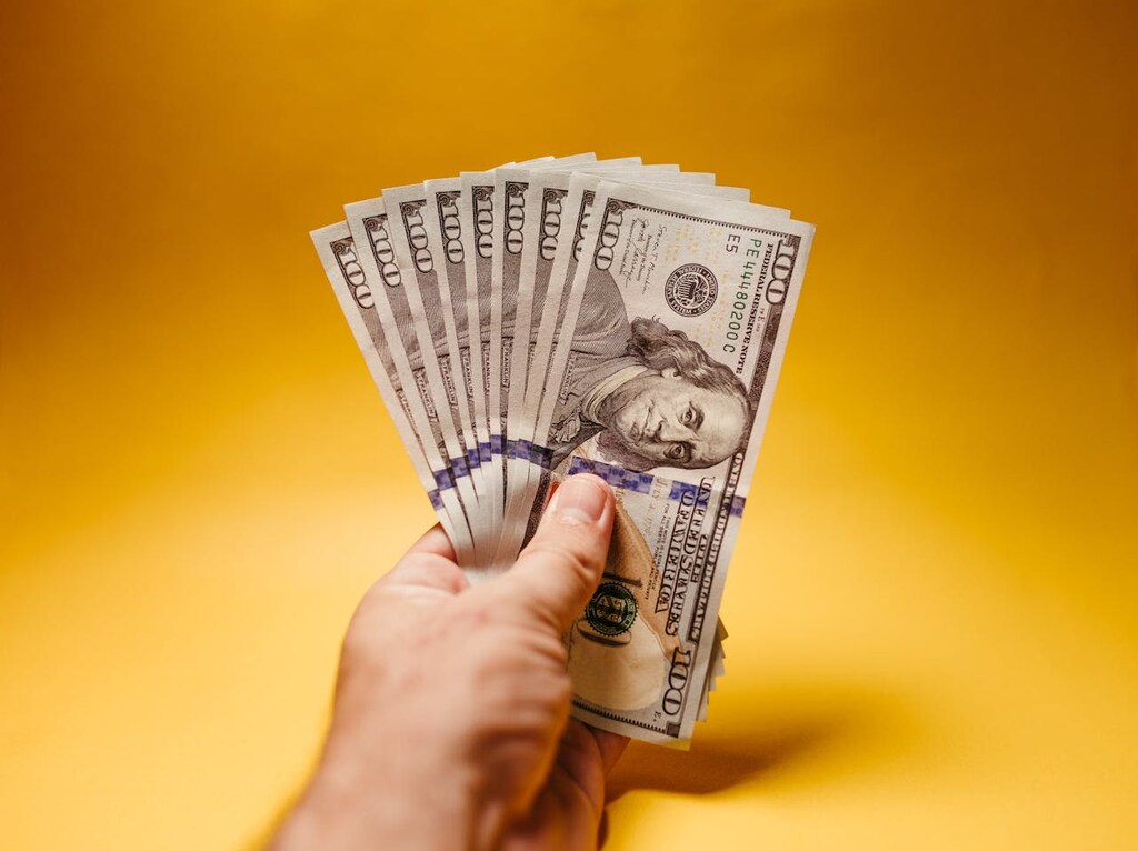 notas de dinheiro em dólar representando o valor da aposentadoria nos EUA