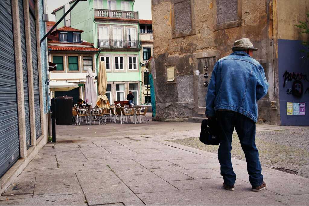 idoso andando pelas ruas de Portugal depois de solicitar aposentadoria no país
