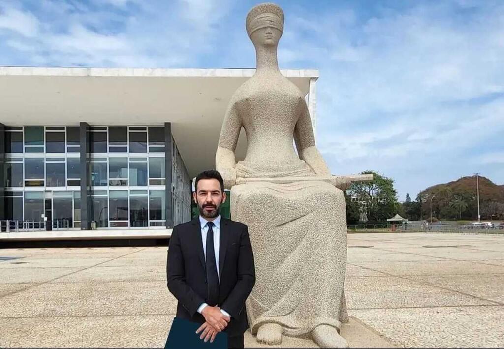 advogado ao lado da Estátua da Justiça, em Brasília
