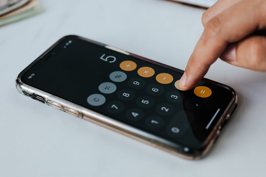 pessoa usando calculadora do celular para saber se é possível se aposentar com 30 anos de contribuição