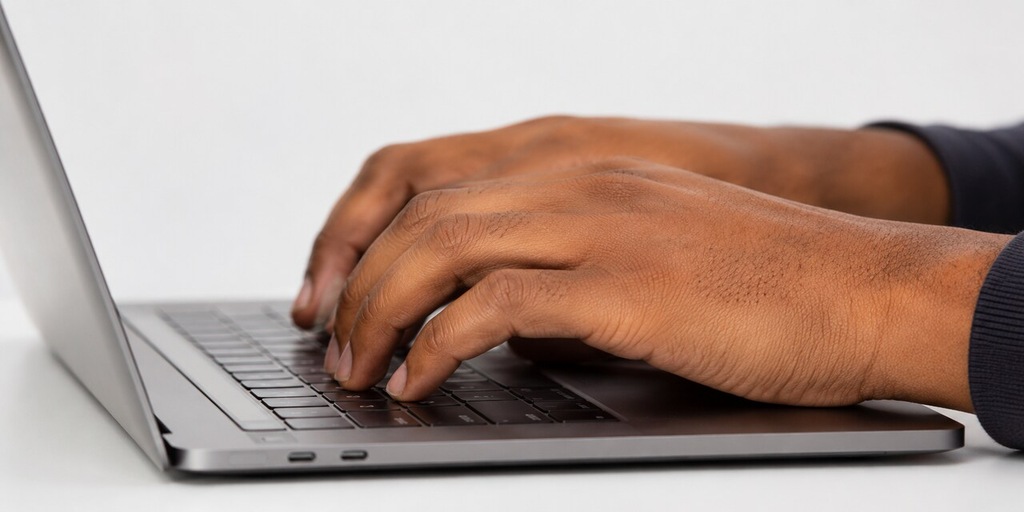 Pessoa utilizando um notebook para buscar informações sobre Auxílio-acidente negado, consultar direitos ou verificar como recorrer da decisão do benefício.