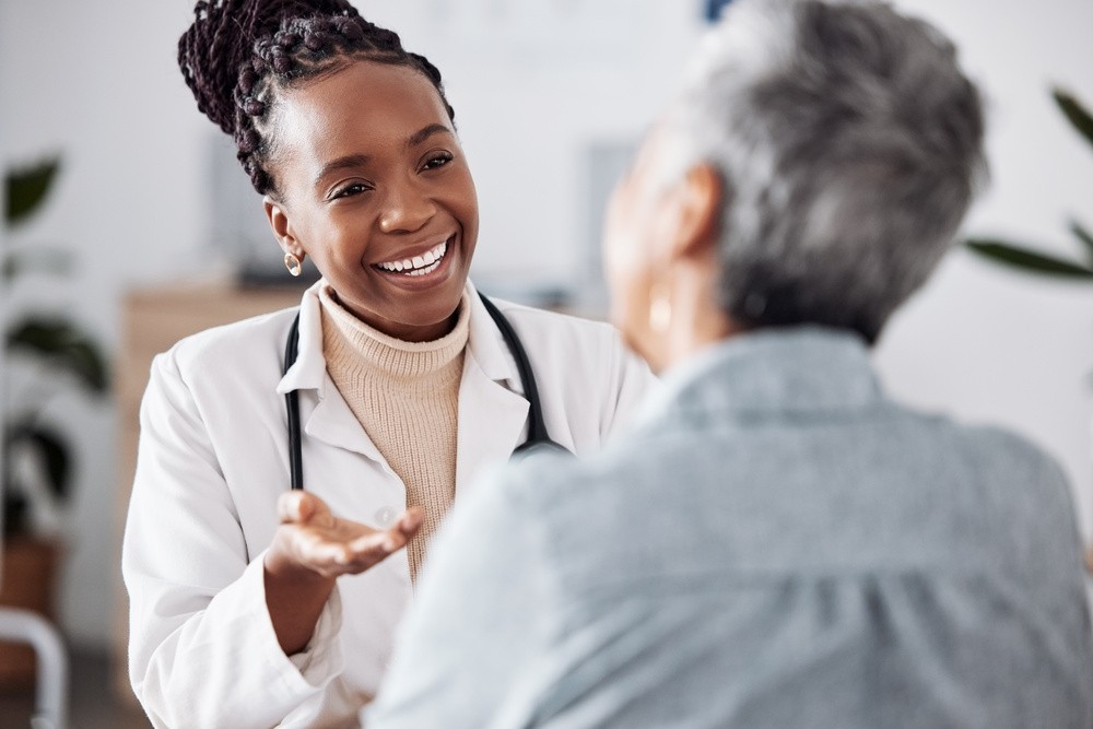 Médica conversa com paciente sobre doença de Crohn e isenção de Imposto de Renda.