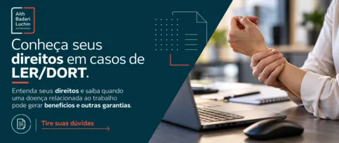 Banner sobre direitos em casos de LER/DORT, com pessoa segurando o punho em ambiente de escritório.