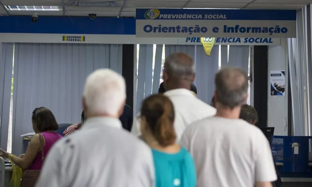 Aposentados Do INSS Podem Ficar Sem Metade Do 13º Em Agosto