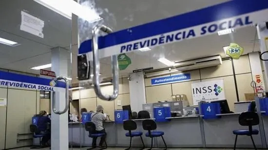 Fila do INSS cresce e segurados têm dificuldades em acessar benefícios