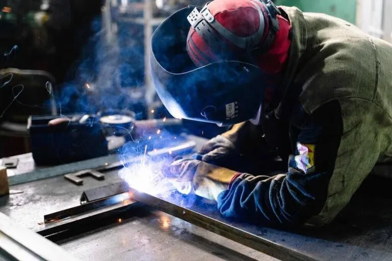 profissional de soldagem representando a aposentadoria por insalubridade